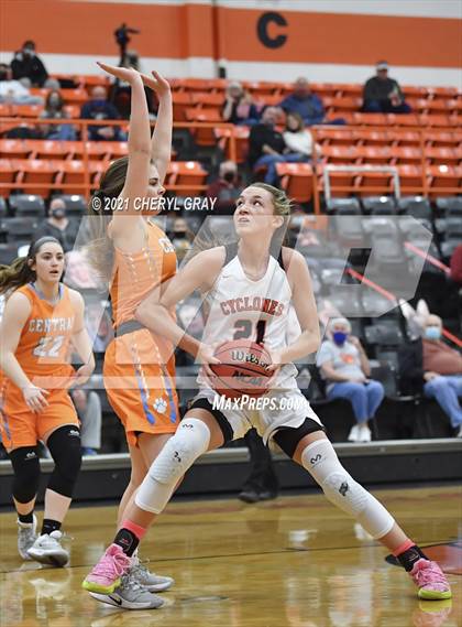 Thumbnail 2 in Sullivan Central @ Elizabethton (TSSAA 1-AA District Semifinal) photogallery.
