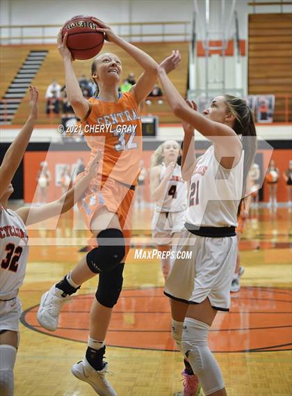 Thumbnail 2 in Sullivan Central @ Elizabethton (TSSAA 1-AA District Semifinal) photogallery.