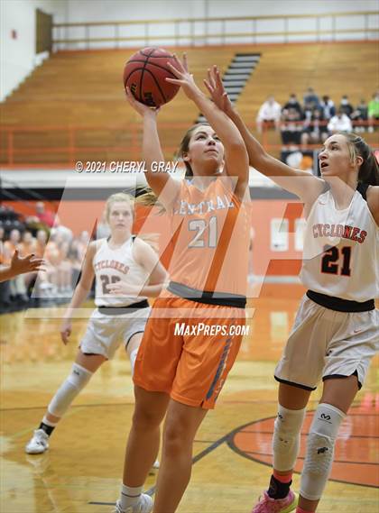 Thumbnail 3 in Sullivan Central @ Elizabethton (TSSAA 1-AA District Semifinal) photogallery.