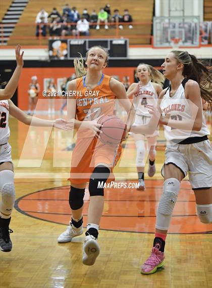 Thumbnail 1 in Sullivan Central @ Elizabethton (TSSAA 1-AA District Semifinal) photogallery.