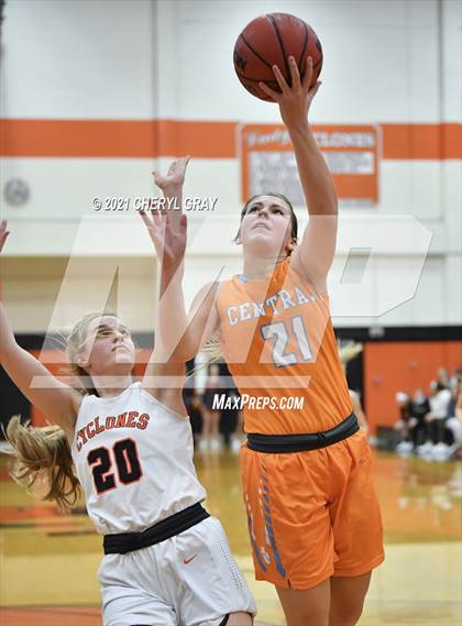 Thumbnail 2 in Sullivan Central @ Elizabethton (TSSAA 1-AA District Semifinal) photogallery.