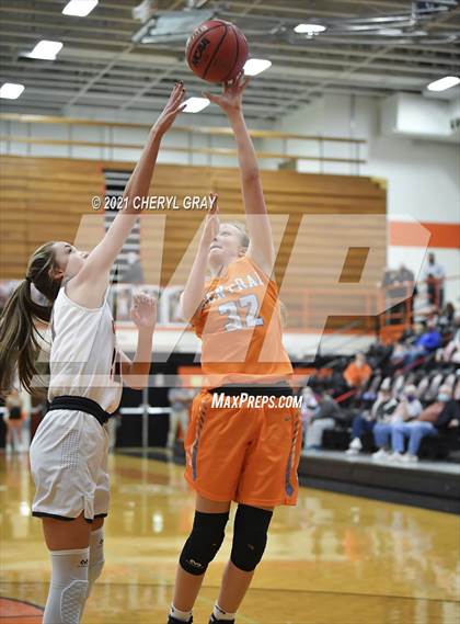 Thumbnail 2 in Sullivan Central @ Elizabethton (TSSAA 1-AA District Semifinal) photogallery.