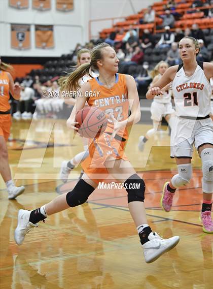 Thumbnail 1 in Sullivan Central @ Elizabethton (TSSAA 1-AA District Semifinal) photogallery.
