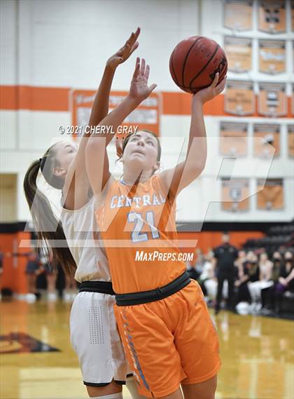 Thumbnail 3 in Sullivan Central @ Elizabethton (TSSAA 1-AA District Semifinal) photogallery.