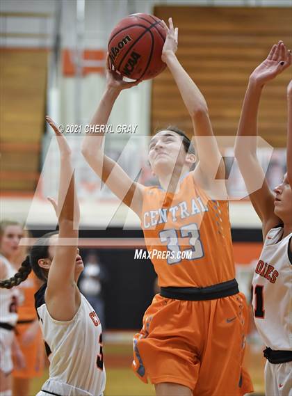 Thumbnail 3 in Sullivan Central @ Elizabethton (TSSAA 1-AA District Semifinal) photogallery.