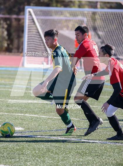 Thumbnail 3 in Hawthorne vs Royal (Crescenta Valley Winter Classic) photogallery.