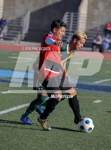Thumbnail 1 in Hawthorne vs Royal (Crescenta Valley Winter Classic) photogallery.