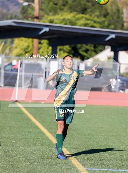 Thumbnail 2 in Hawthorne vs Royal (Crescenta Valley Winter Classic) photogallery.
