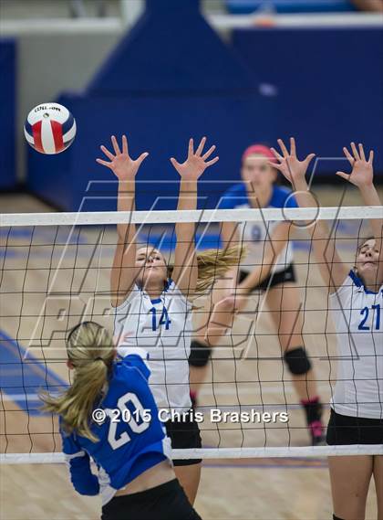 Thumbnail 2 in Rogers vs Bryant (AAA 7A 1st Round Playoff) photogallery.