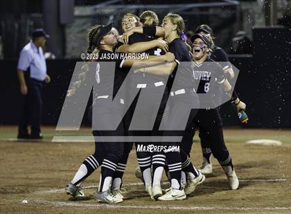 Thumbnail 1 in Whitesboro vs. Grandview (UIL Softball 3A D1 Final) photogallery.