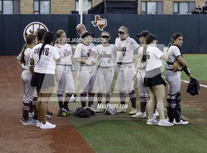 Thumbnail 3 in Whitesboro vs. Grandview (UIL Softball 3A D1 Final) photogallery.