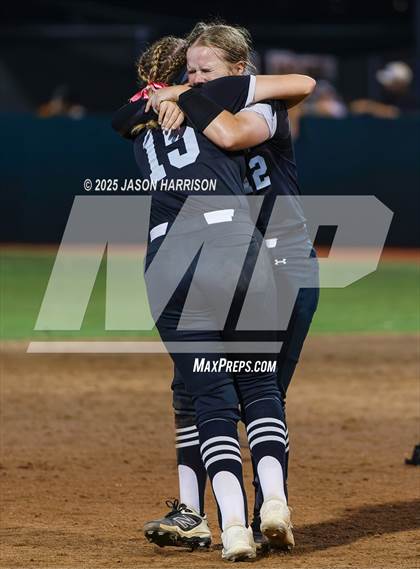 Thumbnail 2 in Whitesboro vs. Grandview (UIL Softball 3A D1 Final) photogallery.