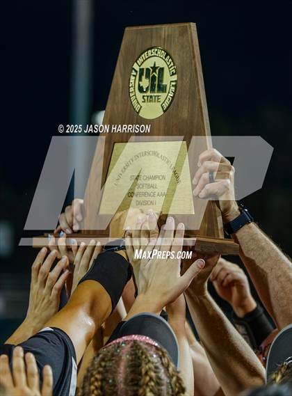 Thumbnail 1 in Whitesboro vs. Grandview (UIL Softball 3A D1 Final) photogallery.