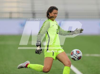 Thumbnail 2 in Broomfield vs. Rock Canyon (CHSAA 5A Championship) photogallery.