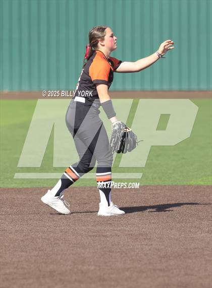 Thumbnail 3 in Grand Saline vs Winona photogallery.