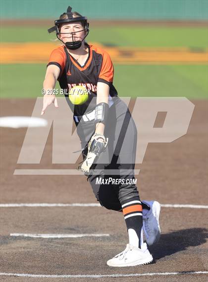 Thumbnail 3 in Grand Saline vs Winona photogallery.