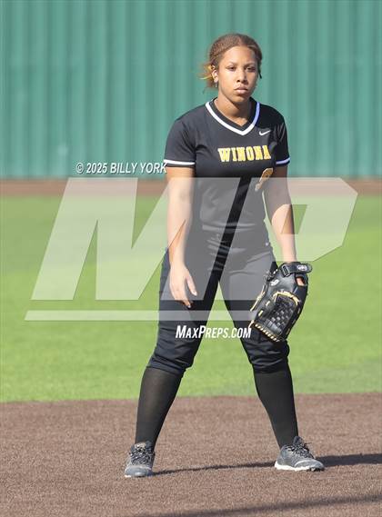 Thumbnail 2 in Grand Saline vs Winona photogallery.