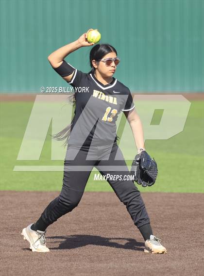 Thumbnail 2 in Grand Saline vs Winona photogallery.