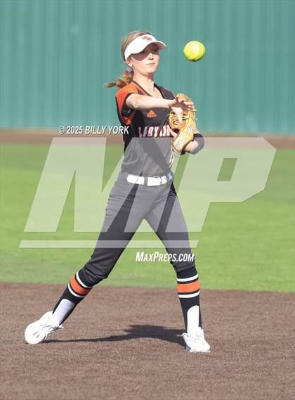 Thumbnail 3 in Grand Saline vs Winona photogallery.