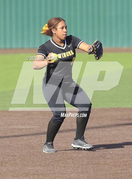 Thumbnail 2 in Grand Saline vs Winona photogallery.