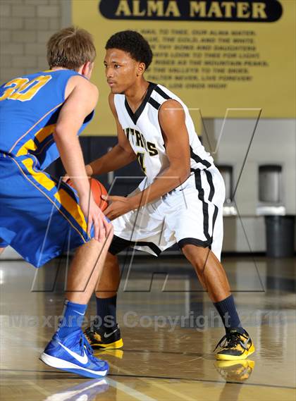 Thumbnail 2 in Bishop Amat vs. Citrus Valley (I Have a Dream Classic) photogallery.