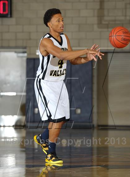 Thumbnail 3 in Bishop Amat vs. Citrus Valley (I Have a Dream Classic) photogallery.