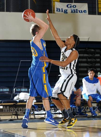 Thumbnail 2 in Bishop Amat vs. Citrus Valley (I Have a Dream Classic) photogallery.