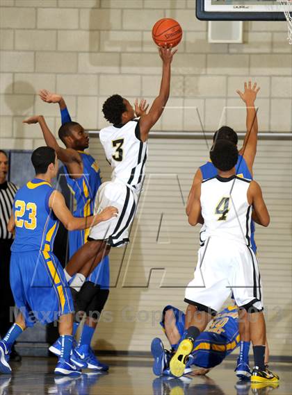 Thumbnail 3 in Bishop Amat vs. Citrus Valley (I Have a Dream Classic) photogallery.
