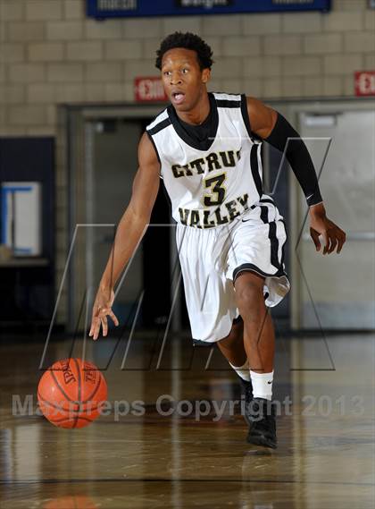 Thumbnail 2 in Bishop Amat vs. Citrus Valley (I Have a Dream Classic) photogallery.