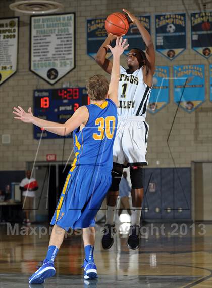 Thumbnail 2 in Bishop Amat vs. Citrus Valley (I Have a Dream Classic) photogallery.