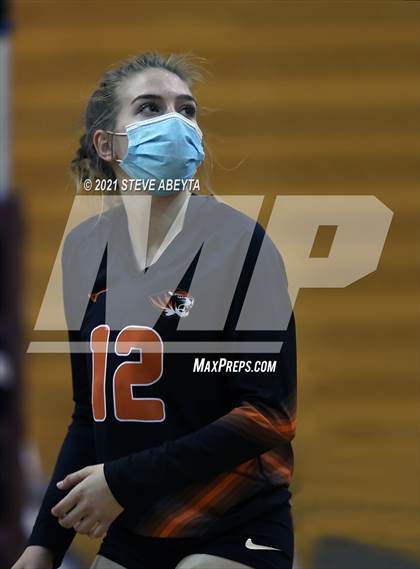 Thumbnail 2 in Legend vs Lakewood (CHSAA 5A Regional Playoff) photogallery.