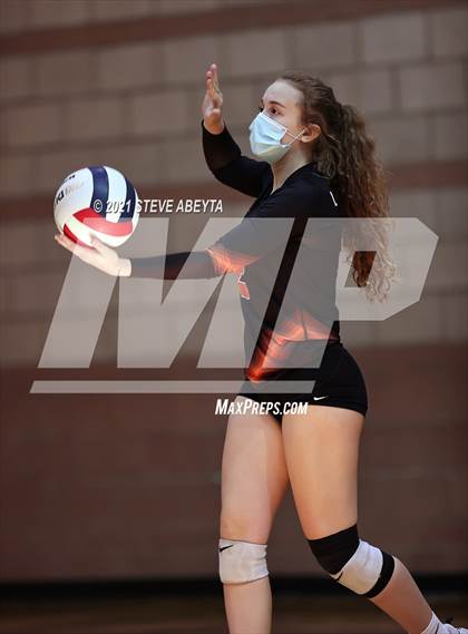 Thumbnail 3 in Legend vs Lakewood (CHSAA 5A Regional Playoff) photogallery.