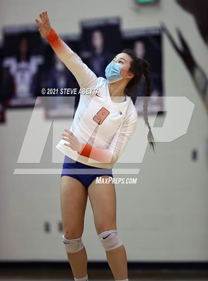 Thumbnail 1 in Legend vs Lakewood (CHSAA 5A Regional Playoff) photogallery.