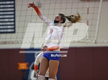 Thumbnail 2 in Legend vs Lakewood (CHSAA 5A Regional Playoff) photogallery.
