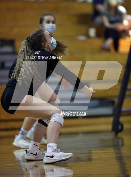 Thumbnail 2 in Legend vs Lakewood (CHSAA 5A Regional Playoff) photogallery.