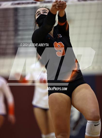 Thumbnail 2 in Legend vs Lakewood (CHSAA 5A Regional Playoff) photogallery.