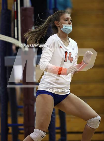 Thumbnail 3 in Legend vs Lakewood (CHSAA 5A Regional Playoff) photogallery.