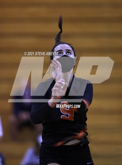 Thumbnail 1 in Legend vs Lakewood (CHSAA 5A Regional Playoff) photogallery.