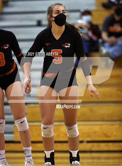 Thumbnail 2 in Legend vs Lakewood (CHSAA 5A Regional Playoff) photogallery.