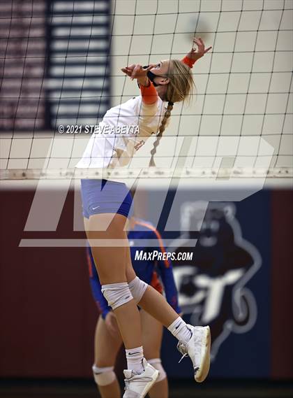 Thumbnail 1 in Legend vs Lakewood (CHSAA 5A Regional Playoff) photogallery.