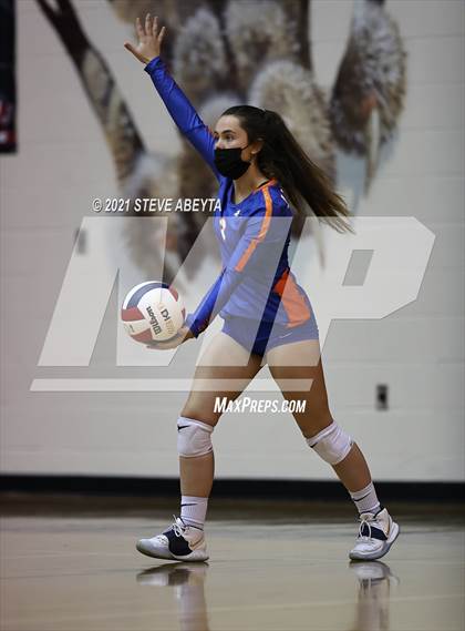 Thumbnail 1 in Legend vs Lakewood (CHSAA 5A Regional Playoff) photogallery.