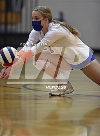 Thumbnail 2 in Legend vs Lakewood (CHSAA 5A Regional Playoff) photogallery.