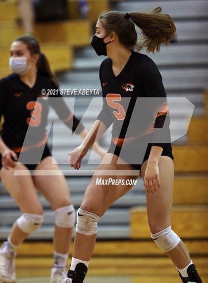 Thumbnail 3 in Legend vs Lakewood (CHSAA 5A Regional Playoff) photogallery.