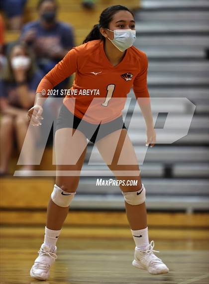 Thumbnail 1 in Legend vs Lakewood (CHSAA 5A Regional Playoff) photogallery.