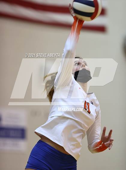 Thumbnail 2 in Legend vs Lakewood (CHSAA 5A Regional Playoff) photogallery.