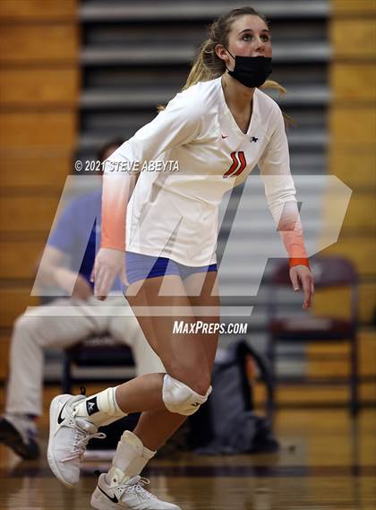 Thumbnail 2 in Legend vs Lakewood (CHSAA 5A Regional Playoff) photogallery.