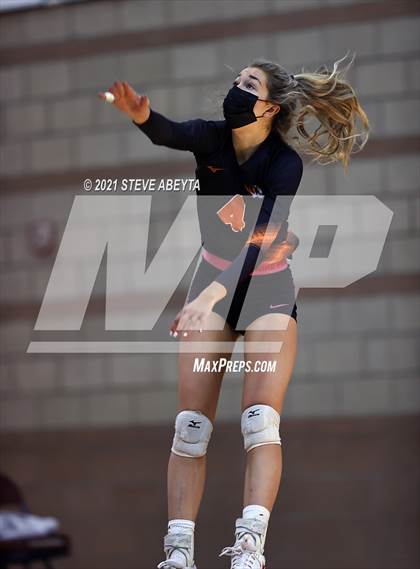 Thumbnail 2 in Legend vs Lakewood (CHSAA 5A Regional Playoff) photogallery.