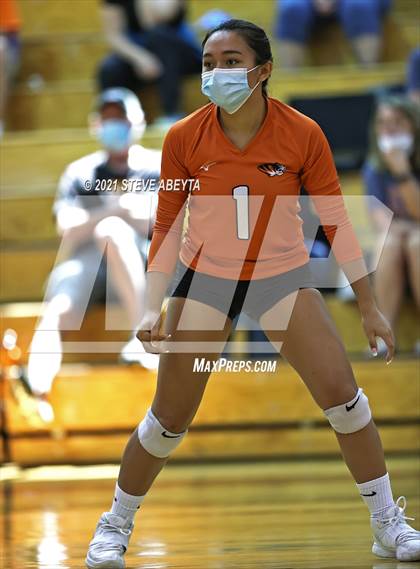 Thumbnail 1 in Legend vs Lakewood (CHSAA 5A Regional Playoff) photogallery.