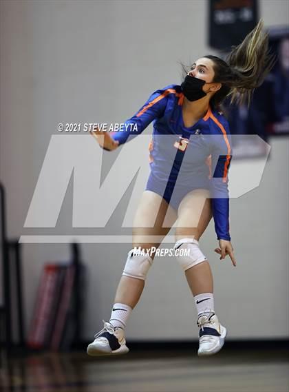 Thumbnail 2 in Legend vs Lakewood (CHSAA 5A Regional Playoff) photogallery.