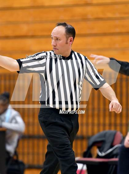 Thumbnail 3 in West Park vs. Oakmont (Nighthawk Christmas Classic) photogallery.
